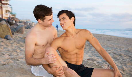 El rumano Kaleb Stryker y el musculoso Freddy tienen sexo anal en la playa