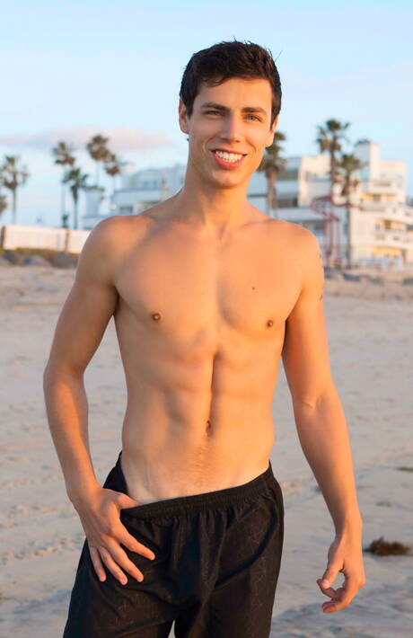 El rumano Kaleb Stryker y el musculoso Freddy tienen sexo anal en la playa