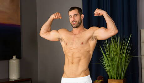 Randy i czarny husky facet Atticus Hendricks w gorącym seksie analnym na świeżym powietrzu