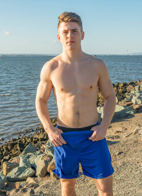 American pretty boy Felix Warner posing naked and showing nice ass on beach