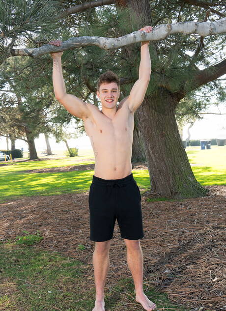 Le jeune latino Sly Conan pose nu et montre de belles fesses à l