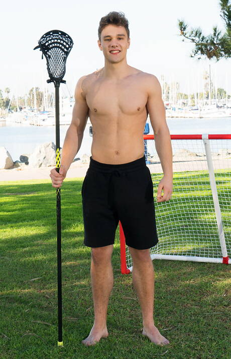 Le jeune latino Sly Conan pose nu et montre de belles fesses à l