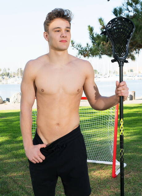 Le jeune latino Sly Conan pose nu et montre de belles fesses à l