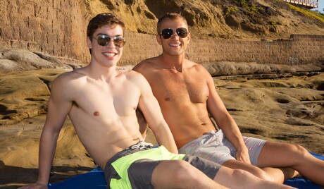 Stud Blake en Tsjechische hengst Gino Mosca in hete homoseksuele actie op het strand