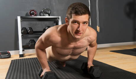 El musculoso Hayes se desnuda y muestra su culo caliente