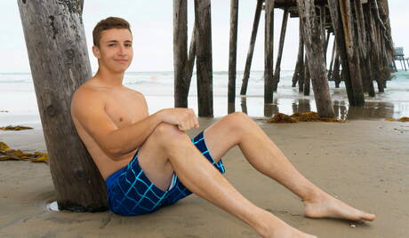 El jovencito estadounidense Brian Gibson se desnuda y muestra su culo caliente en la playa