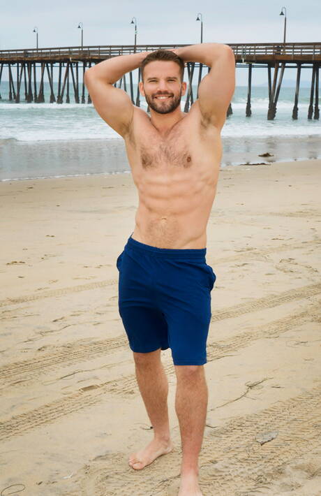 Muskularny Jackson rozbiera się i pokazuje tyłek na plaży