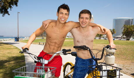 Der gut gebaute Rumäne Kaleb Stryker und der Hengst Hayes haben draußen guten Analsex