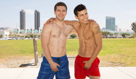 Der gut gebaute Rumäne Kaleb Stryker und der Hengst Hayes haben draußen guten Analsex