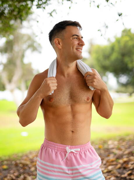 El semental Liam se desnuda y muestra su trasero caliente al aire libre