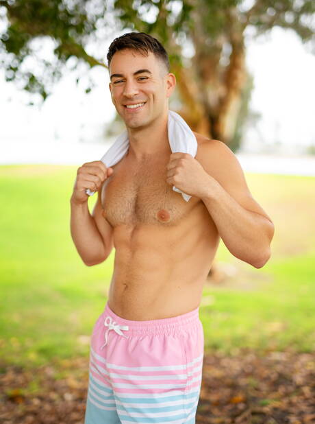 El semental Liam se desnuda y muestra su trasero caliente al aire libre