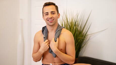 Der attraktive Curtis Reid neckt seinen Schwanz