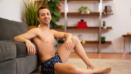 Der attraktive Curtis Reid neckt seinen Schwanz