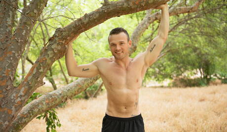 硬漢Jayden和大力士Sean在戶外口交後操屁股