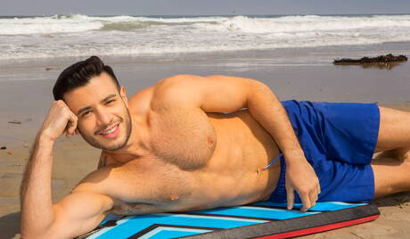 美國硬漢曼尼和帥哥阿奇在沙灘上激情做愛