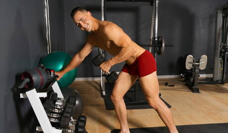 Der attraktive Romeo zeigt einen perfekten Körper