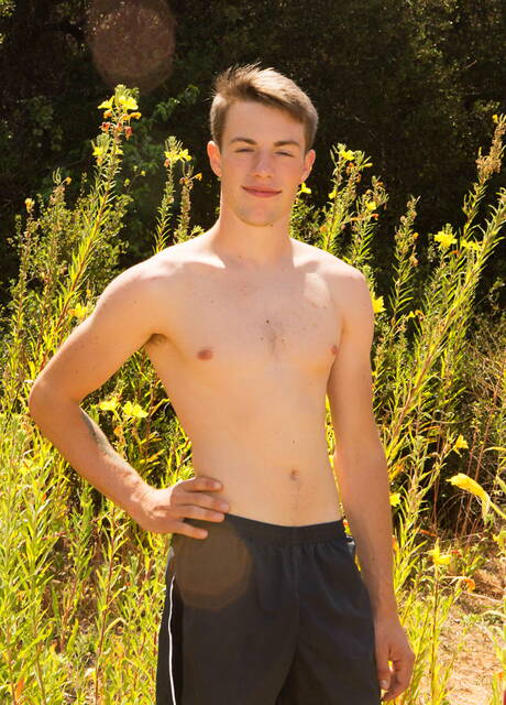 Zmysłowy facet Wagner i atrakcyjny kumpel Jackson w gorącym seksie analnym na świeżym powietrzu