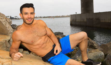 兩位美國帥哥，強壯的曼尼和超級帥哥迪蘭在海灘上進行肛交