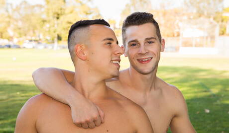 Il muscoloso Robbie e il muscoloso slovacco Joaquin Arrenas si scopano dopo una succhiata di cazzo all