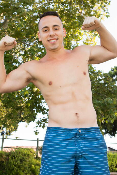 Il muscoloso Robbie e il muscoloso slovacco Joaquin Arrenas si scopano dopo una succhiata di cazzo all