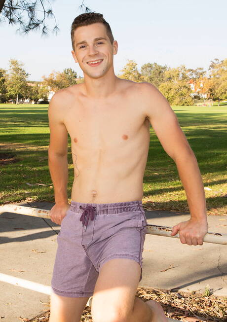 Le costaud Robbie et le musclé slovaque Joaquin Arrenas baisent après avoir sucé une bite en extérieur