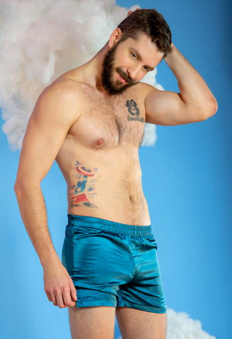 Il bellissimo Tony Genius e il sexy amico Jake Apton in un sesso anale in bianco e nero