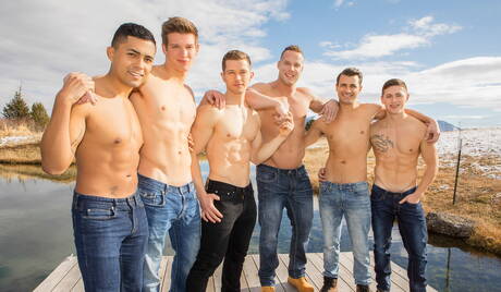 ジョニー・ドノヴァン、リッキー・ドノヴァン、ジャック、レーン、ディラン、マルコムがプールで乱交パーティーを開く