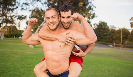 Randy bem constituído e Brock musculoso em uma foda anal gostosa ao ar livre