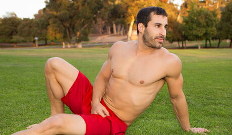 Randy bem constituído e Brock musculoso em uma foda anal gostosa ao ar livre