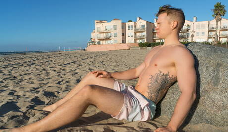 Der gut gebaute Amerikaner Jett Rink posiert nackt am Strand