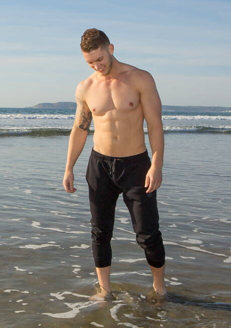 肌肉發達的凱西在淋浴中裸體擺姿勢並展示漂亮的臀部