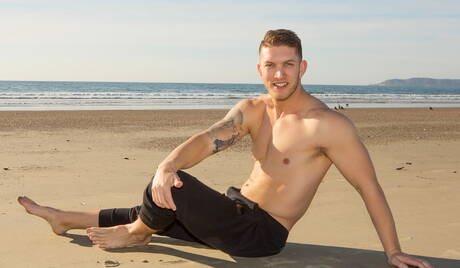 肌肉發達的凱西在淋浴中裸體擺姿勢並展示漂亮的臀部