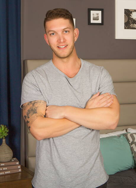 肌肉發達的凱西在淋浴中裸體擺姿勢並展示漂亮的臀部