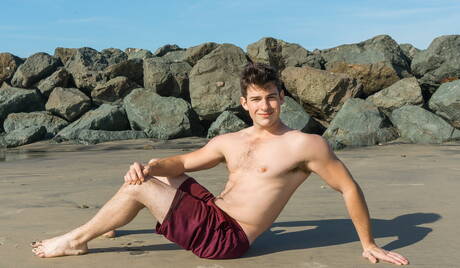 Der muskulöse Archie zieht sich aus und zeigt seinen Hintern am Strand