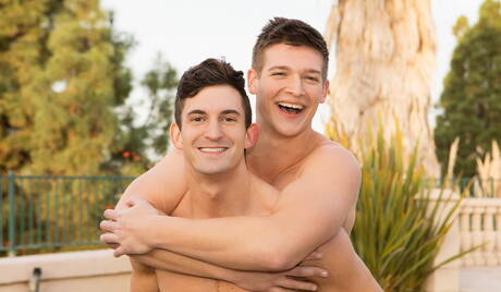 Ogier Joey i amerykański przystojniak Dillan uprawiają seks analny w basenie