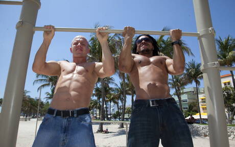 黑人健美運動員 Castro Supreme 和 Joey Baltimore 在海灘上進行跨種族性愛