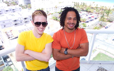 Czarny byk Castro Supreme i superogier Jesse Jordin ruchają się w dupę po międzyrasowym ssaniu na zewnątrz