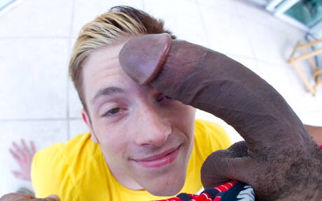 Czarny byk Castro Supreme i superogier Jesse Jordin ruchają się w dupę po międzyrasowym ssaniu na zewnątrz