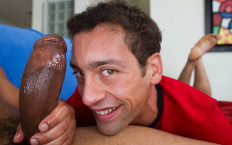 黑人公牛卡斯特羅至尊和帥哥DJ在熱辣跨種族肛交行動中