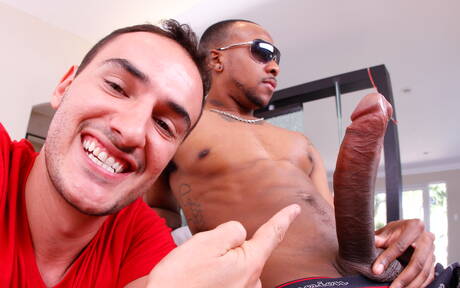 黑人超級帥哥 Izzy James 和肌肉男 Santiago Morales 展開火辣跨種族肛交