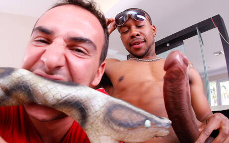 黑人超級帥哥 Izzy James 和肌肉男 Santiago Morales 展開火辣跨種族肛交