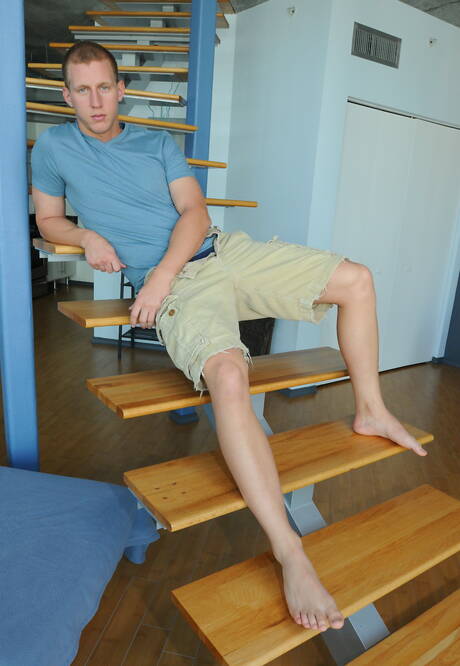 Czarny przystojniak Izzy James i muskularny Bo Redwood w międzyrasowym seksie