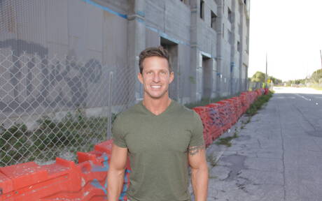 Izzy James et Rock, deux blacks bien bâtis, baisent un cul interracial après avoir sucé une bite à l