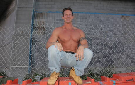 Izzy James et Rock, deux blacks bien bâtis, baisent un cul interracial après avoir sucé une bite à l