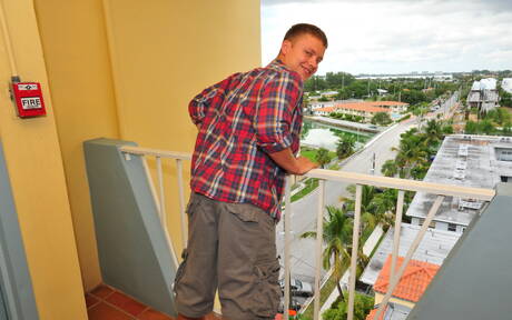 Ebony strongman Izzy James and beefcake Micah Andrews fuck after  interracial blowjob outside