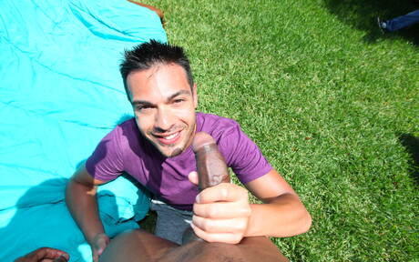 Zwei amerikanische Jungs, der Hengst Emanuel Brazzo und der Muskelprotz Izzy James, haben einen guten interracial Analsex am Pool