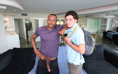 Der schwarze Adonis Izzy James und der bullige Mark Yates ficken nach dem Schwanzlutschen in den Arsch