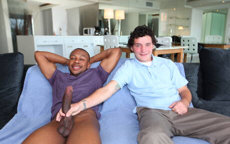 Der schwarze Adonis Izzy James und der bullige Mark Yates ficken nach dem Schwanzlutschen in den Arsch