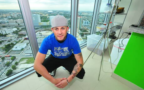 Les beaux mecs américains Izzy James et Marxel Rios ont une relation sexuelle interraciale torride