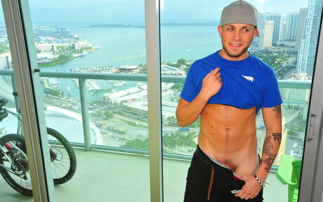 Les beaux mecs américains Izzy James et Marxel Rios ont une relation sexuelle interraciale torride